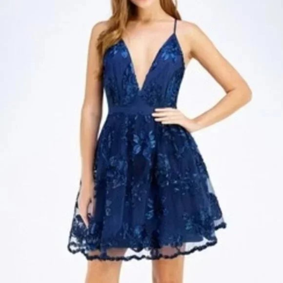 Maniju Dresses & Skirts - Maniju Deep V-Neck Pleated-Bodice Lace Dress Size Medium